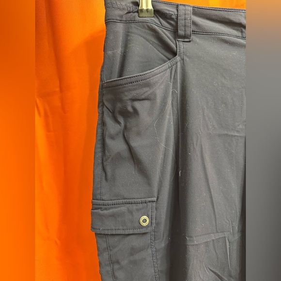 Eddie Bauer GuidePro Cropped Black Cargo Pants - Picture 5 of 9